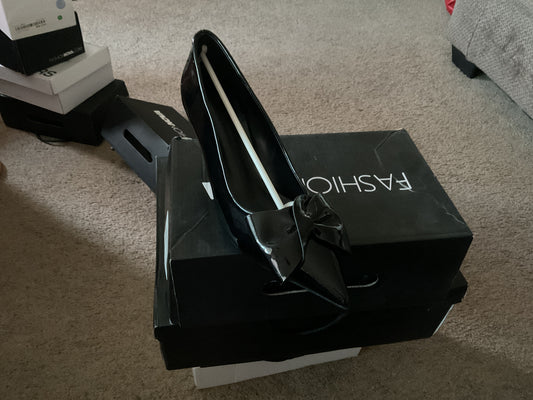 Black vinyl high heels with bow